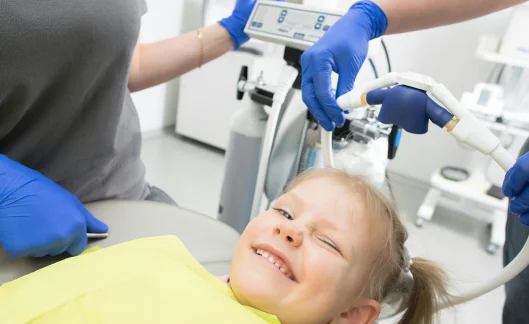 child with dental emergency